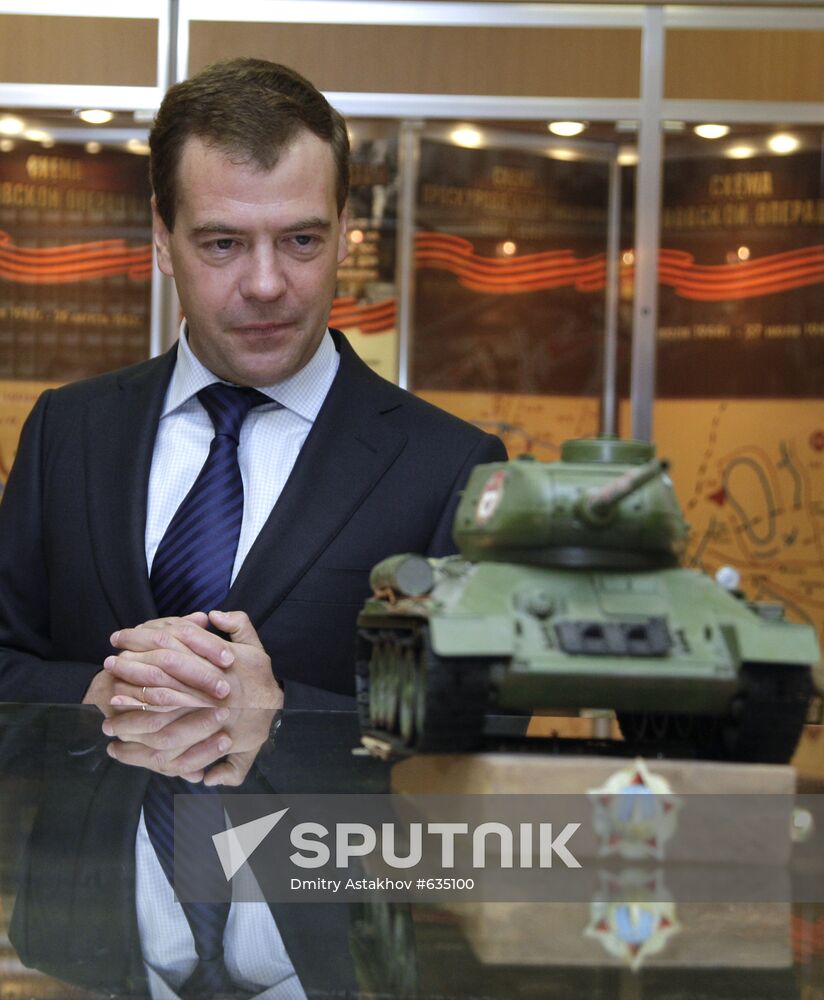 Dmitry Medvedev visits Moscow school