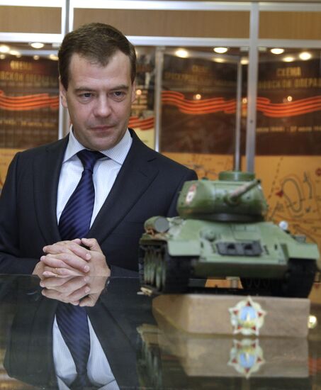 Dmitry Medvedev visits Moscow school