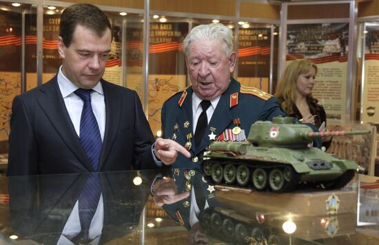 Dmitry Medvedev visits Moscow school