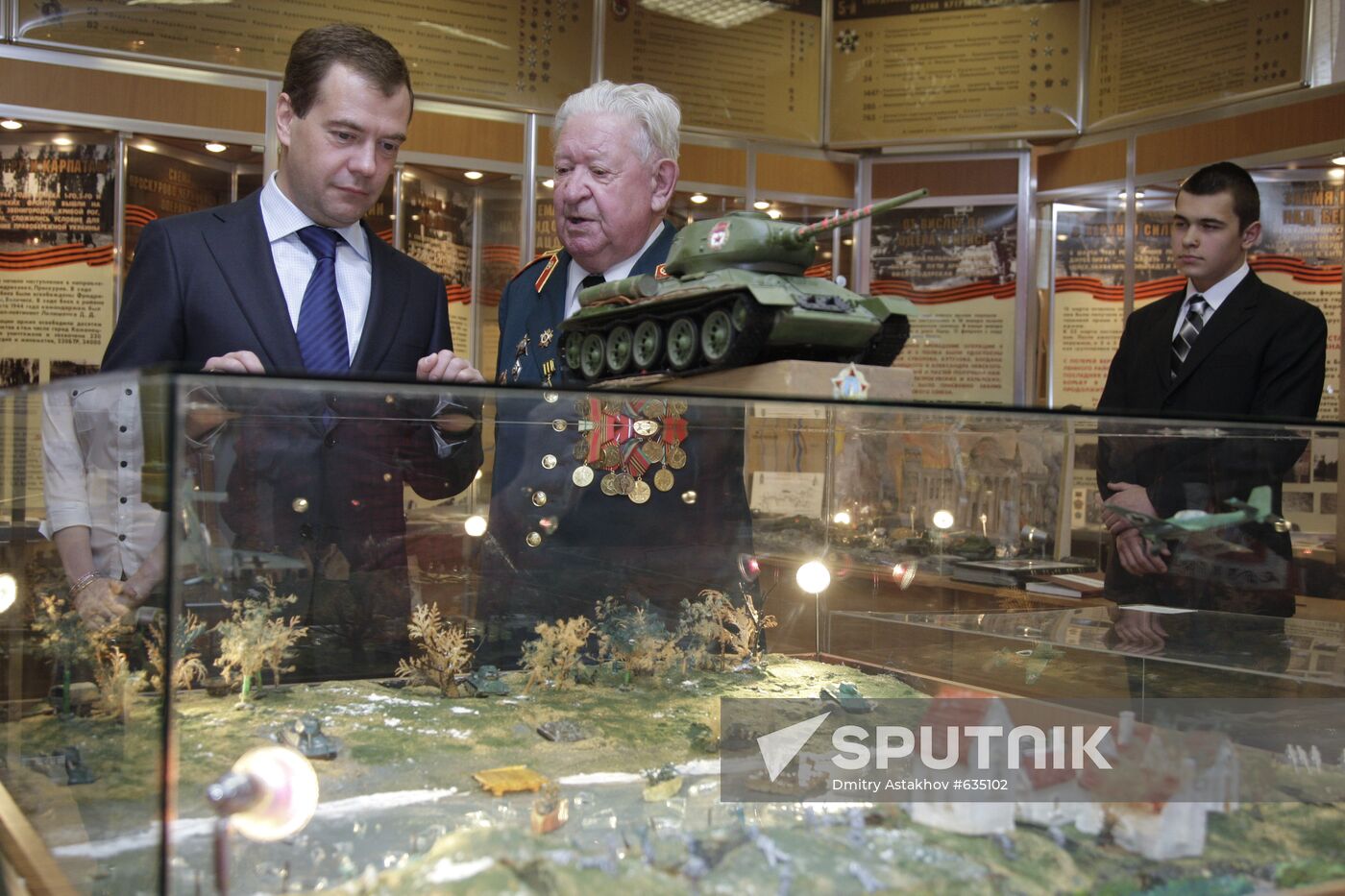 Dmitry Medvedev visits Moscow school