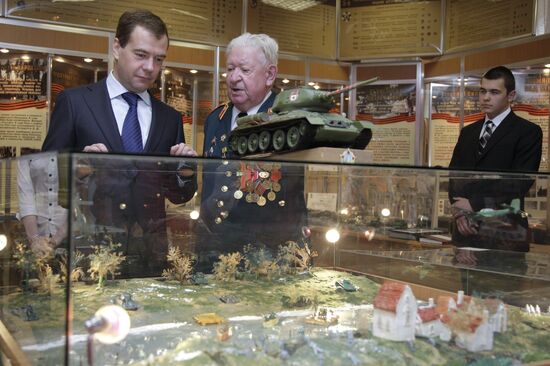 Dmitry Medvedev visits Moscow school