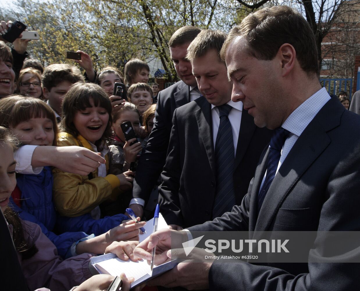 Dmitry Medvedev visits Moscow school
