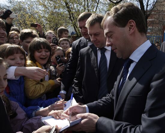 Dmitry Medvedev visits Moscow school