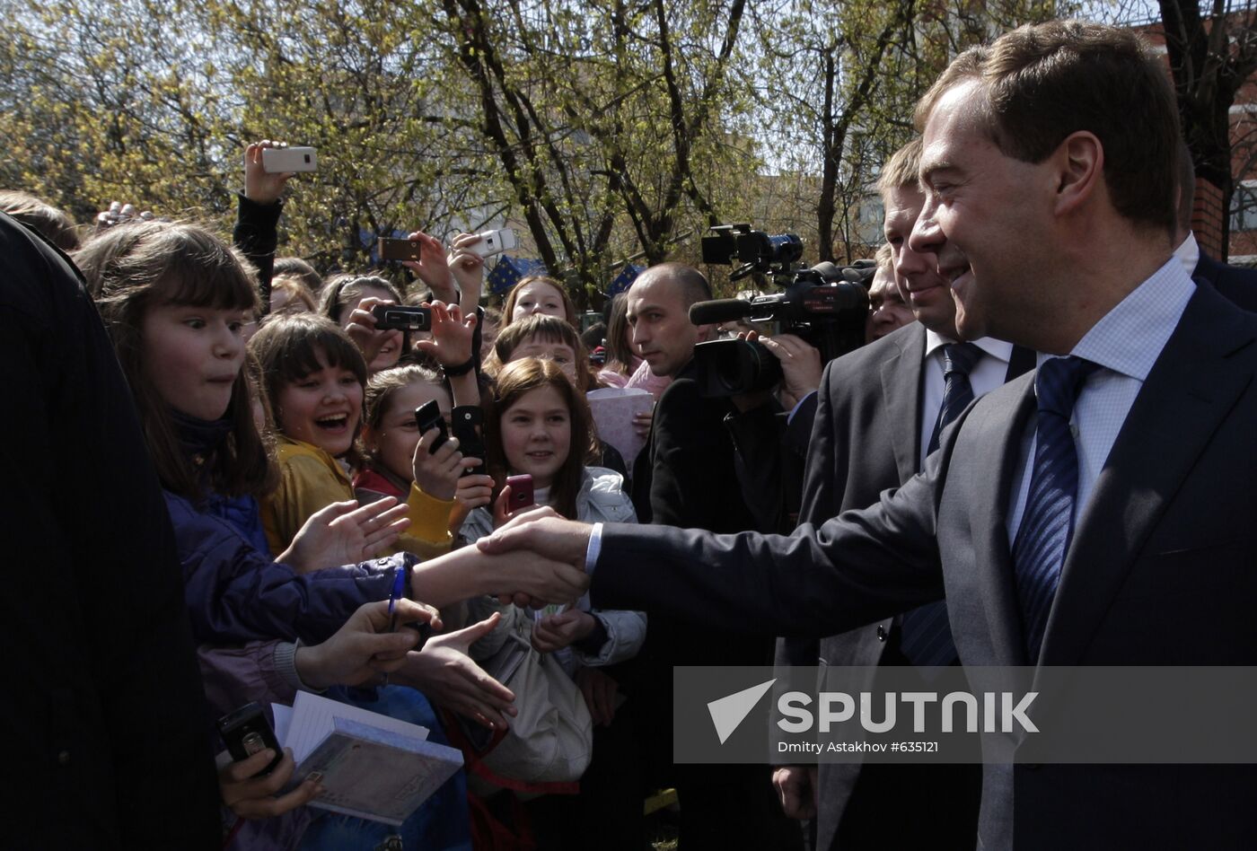 Dmitry Medvedev visits Moscow school