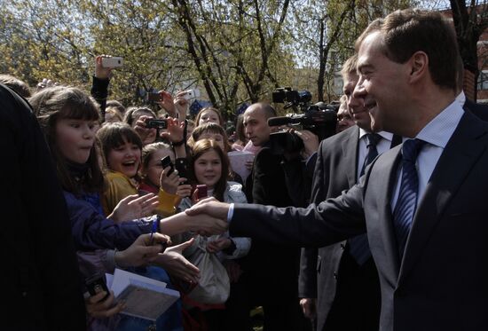 Dmitry Medvedev visits Moscow school