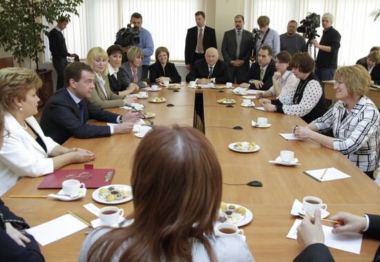 Dmitry Medvedev visits Moscow school