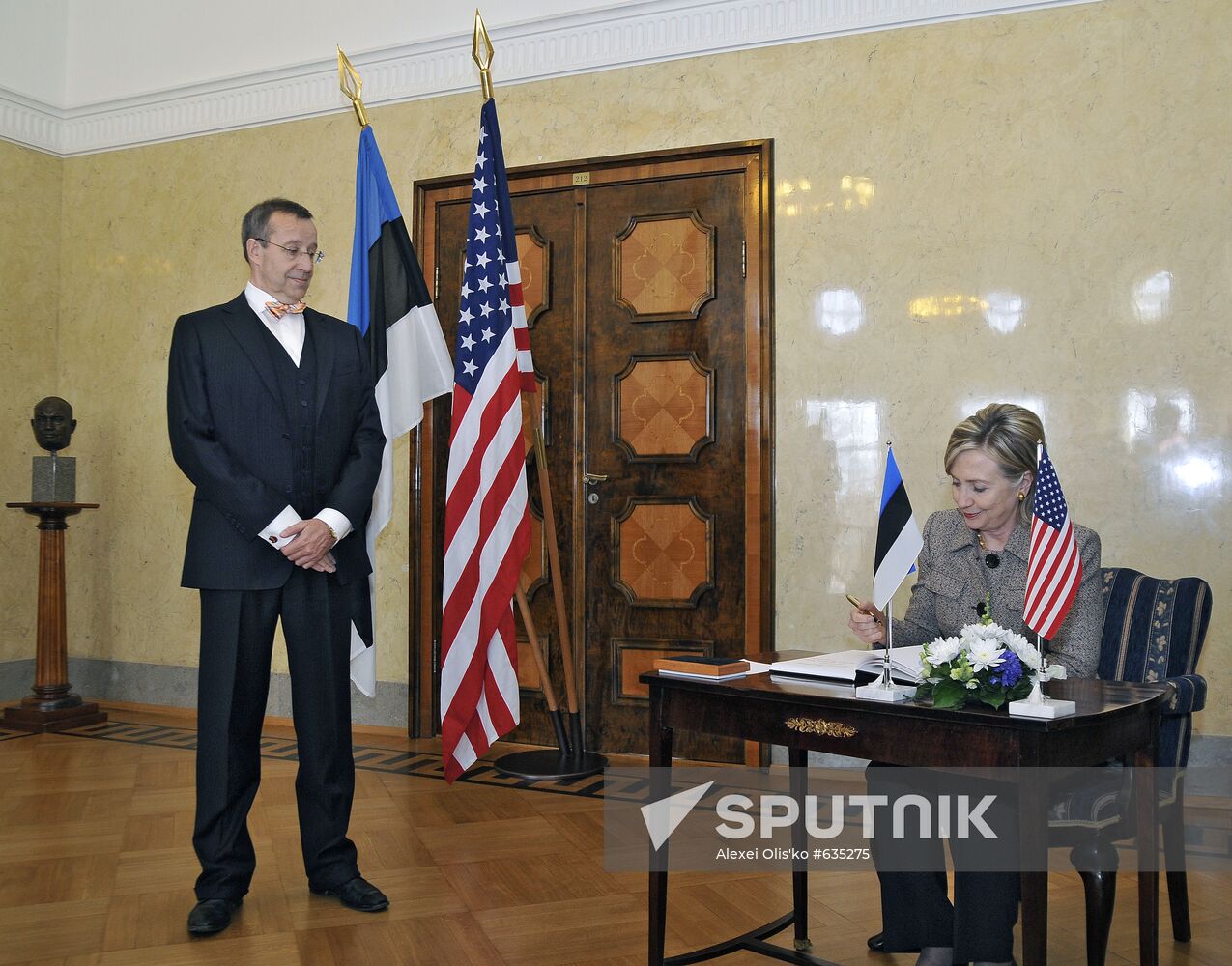 Toomas Hendrik Ilves and Hillary Clinton