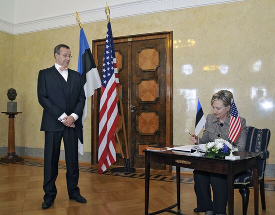 Toomas Hendrik Ilves and Hillary Clinton