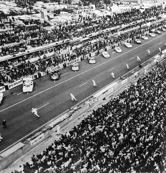 Le Mans car race start