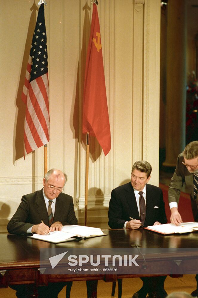 Mikhail Gorbachev and Ronald Reagan