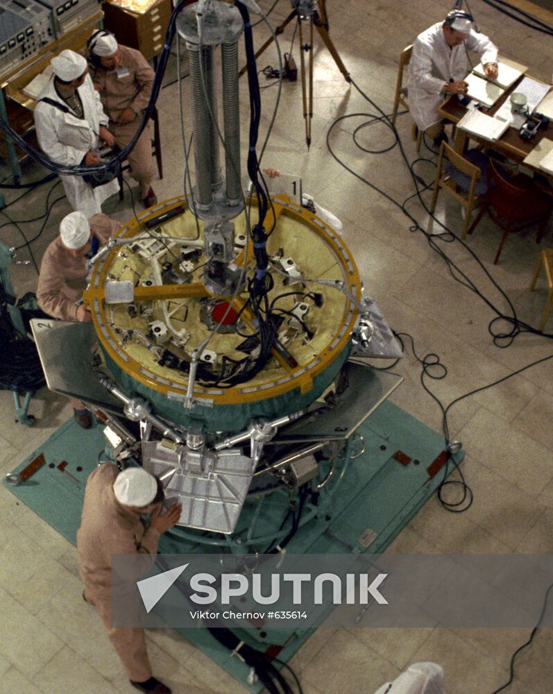 Testing docking devices of space shuttles Soyuz and Apollo