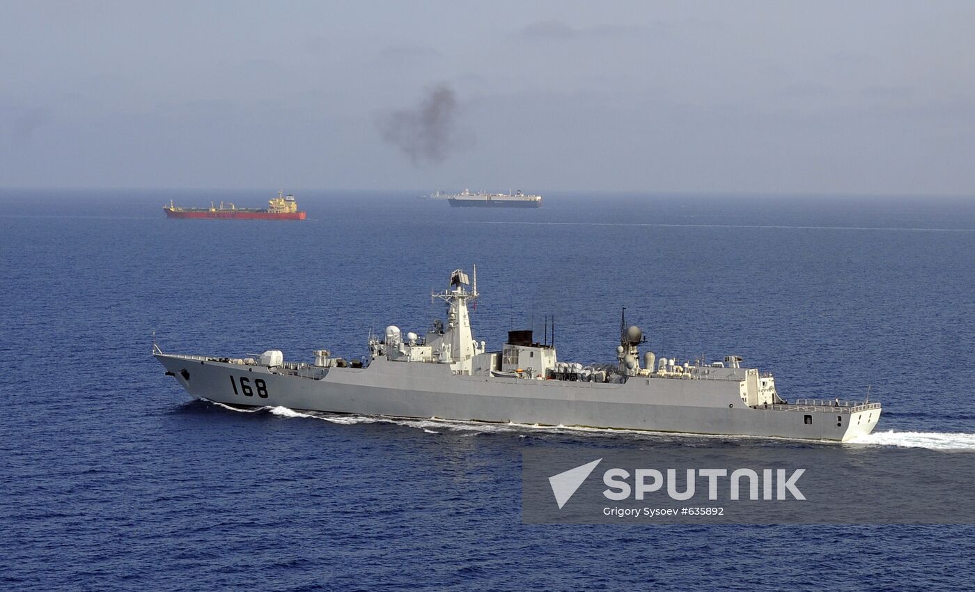 Foreign warship escorts vessels in Gulf of Aden