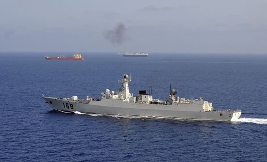 Foreign warship escorts vessels in Gulf of Aden