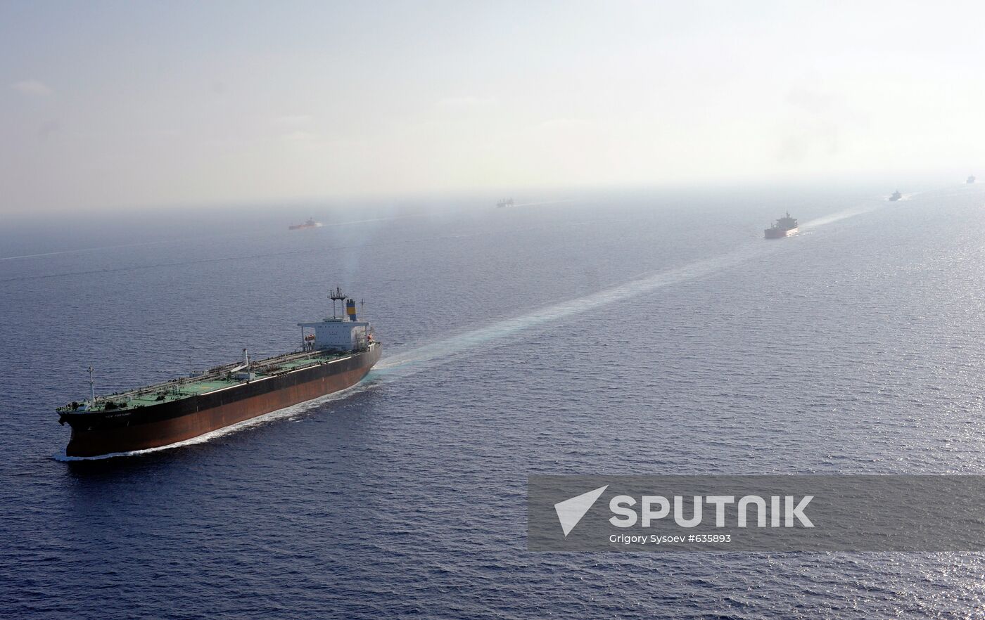 Foreign warship escorts vessels in Gulf of Aden