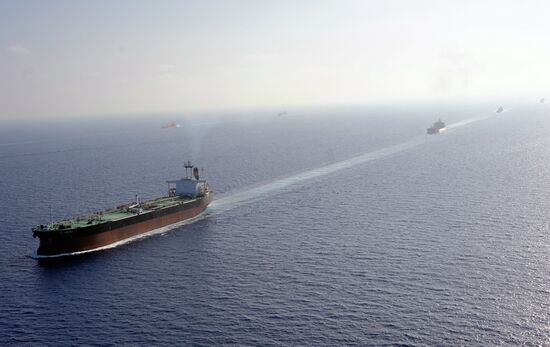 Foreign warship escorts vessels in Gulf of Aden
