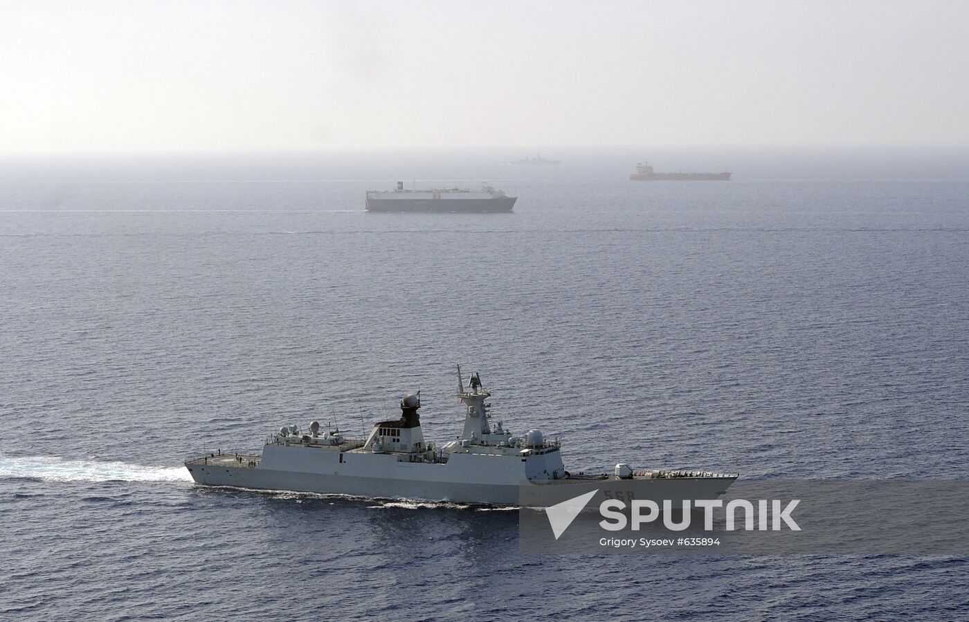 Foreign warship escorts vessels in Gulf of Aden