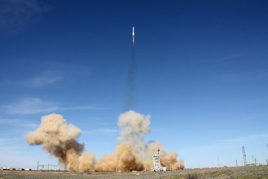 Russia's Proton-M rocket puts U.S. AMC-4R satellite into space