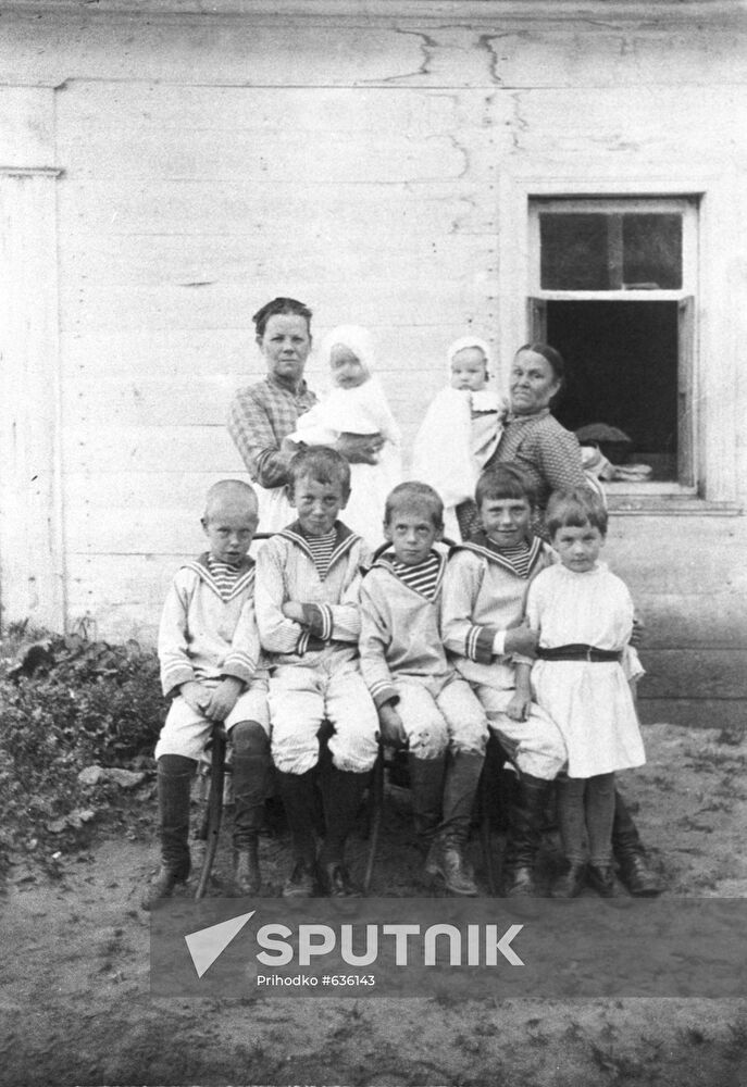 Children of Tolstoy and Kuzminsky families with nannies