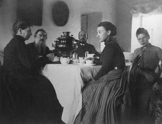 L.N.Tolstoy in the bosom of his family