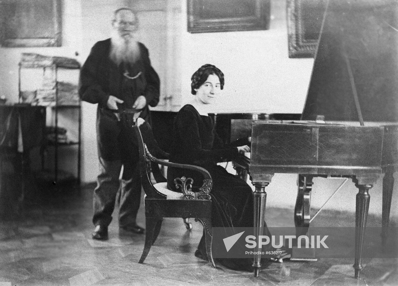 Pianist W.Landowska and writer L.Tolstoy
