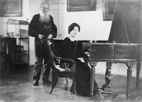 Pianist W.Landowska and writer L.Tolstoy