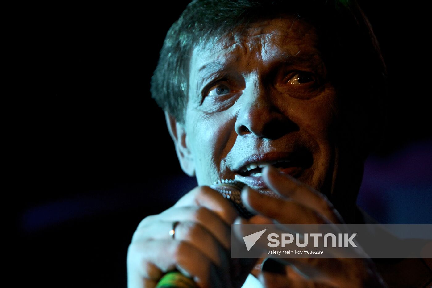 Eduard Khil in concert at 16 Tons Club