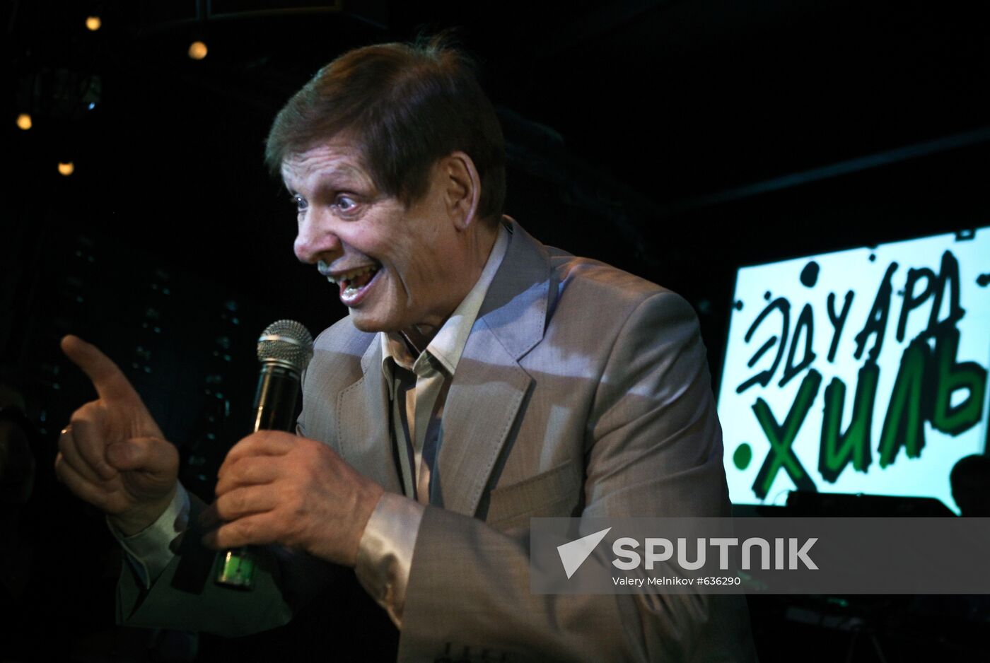 Eduard Khil in concert at 16 Tons Club