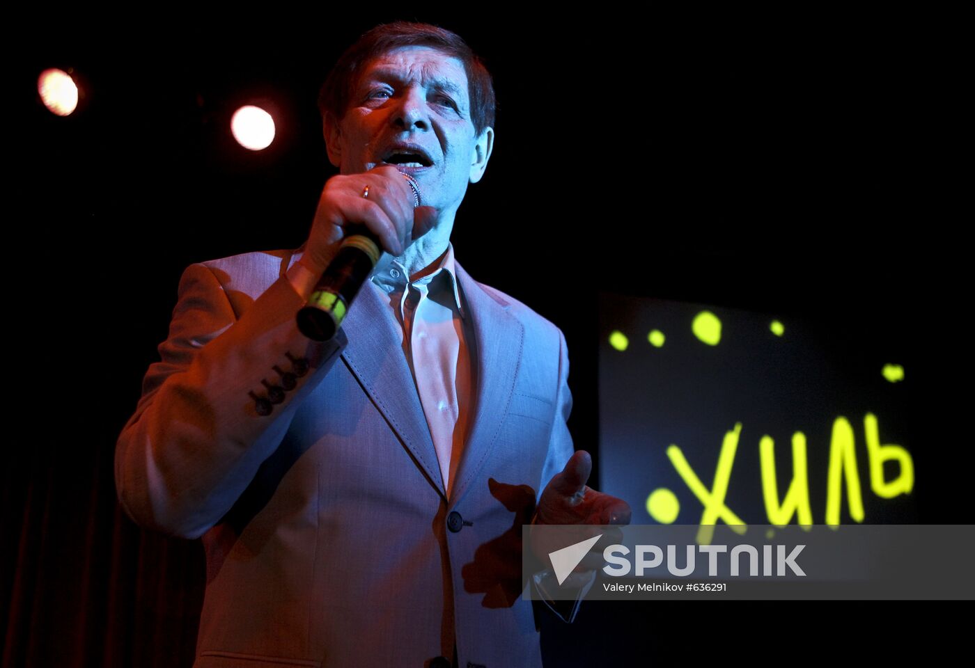 Eduard Khil in concert at 16 Tons Club