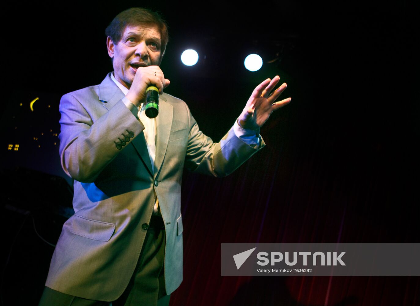 Eduard Khil in concert at 16 Tons Club