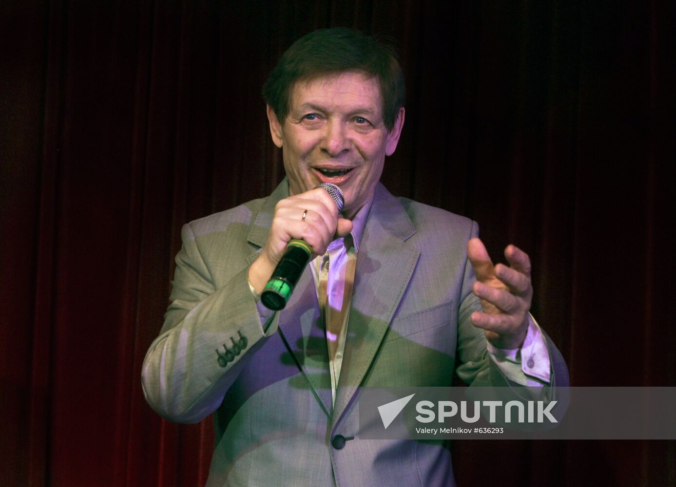 Eduard Khil in concert at 16 Tons Club