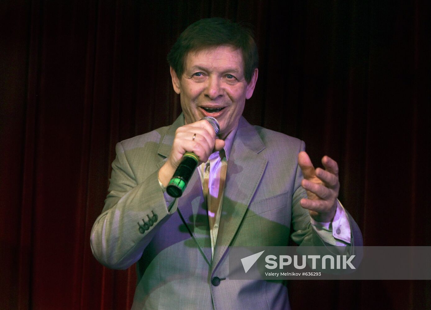 Eduard Khil in concert at 16 Tons Club