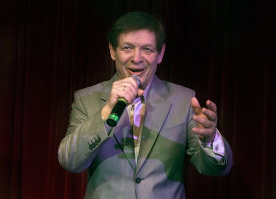 Eduard Khil in concert at 16 Tons Club