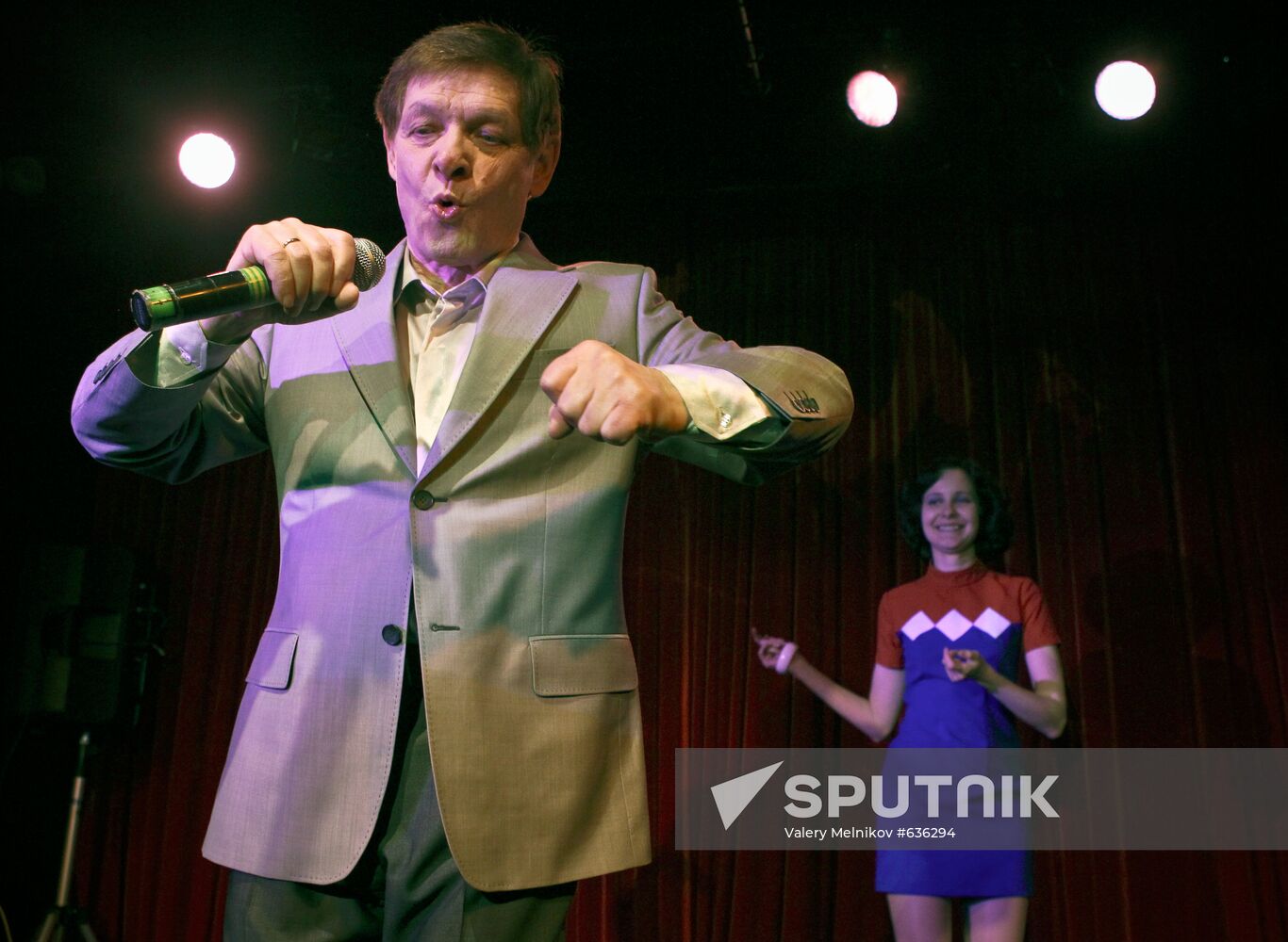 Eduard Khil in concert at 16 Tons Club