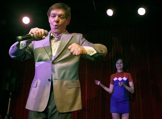 Eduard Khil in concert at 16 Tons Club