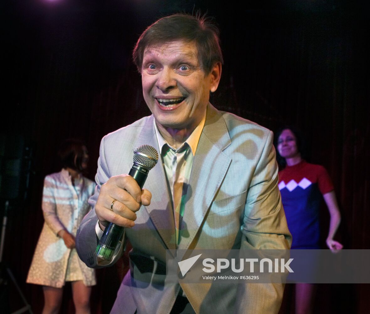 Eduard Khil in concert at 16 Tons Club