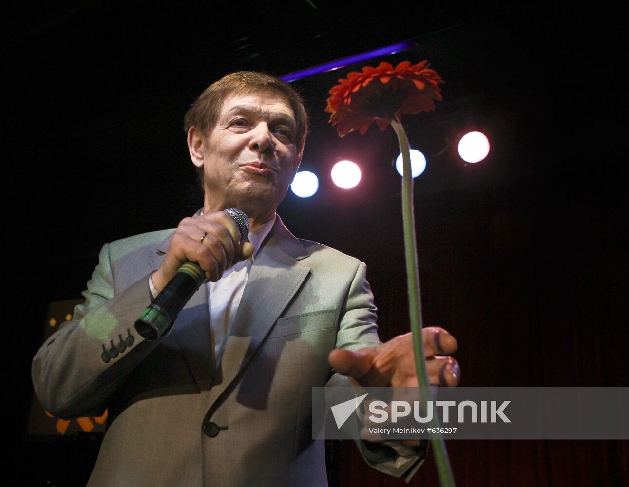 Eduard Khil in concert at 16 Tons Club