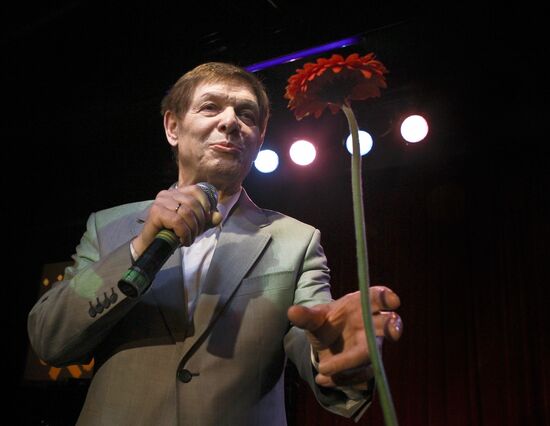 Eduard Khil in concert at 16 Tons Club