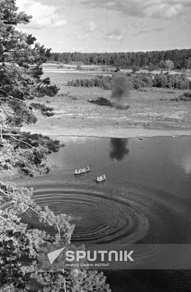 Armed reconnaissance troops crossing Volga River