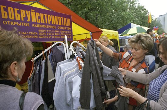 Customers are at the exhibition fair Pridneprovie - 2001