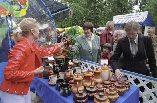 Customers are at the exhibition fair Pridneprovie – 2001