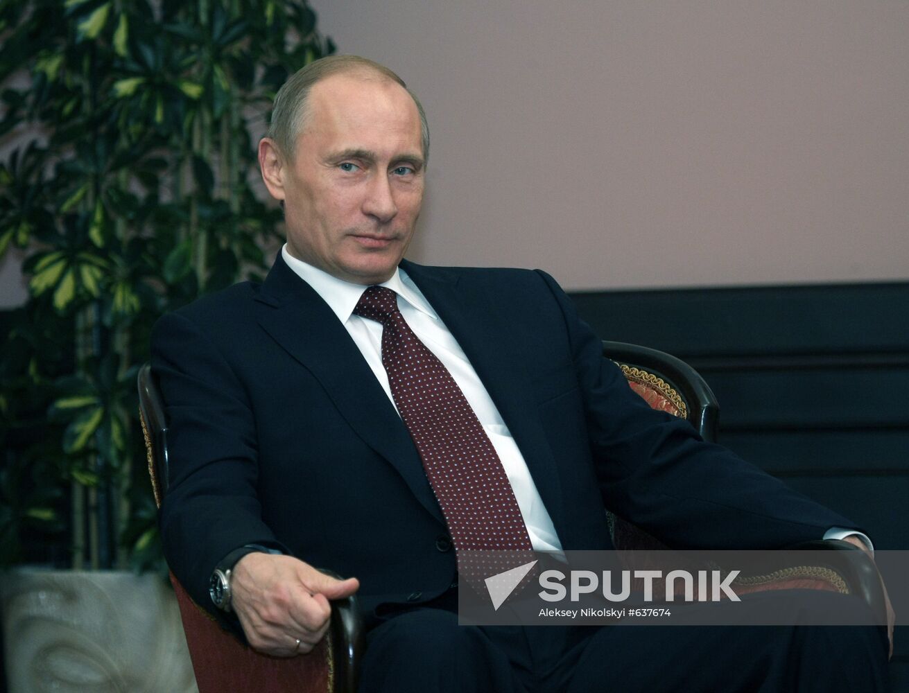 Vladimir Putin pays official visit to Kiev