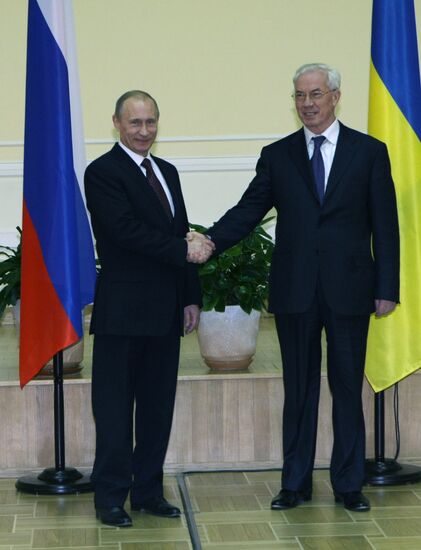 Vladimir Putin pays official visit to Kiev