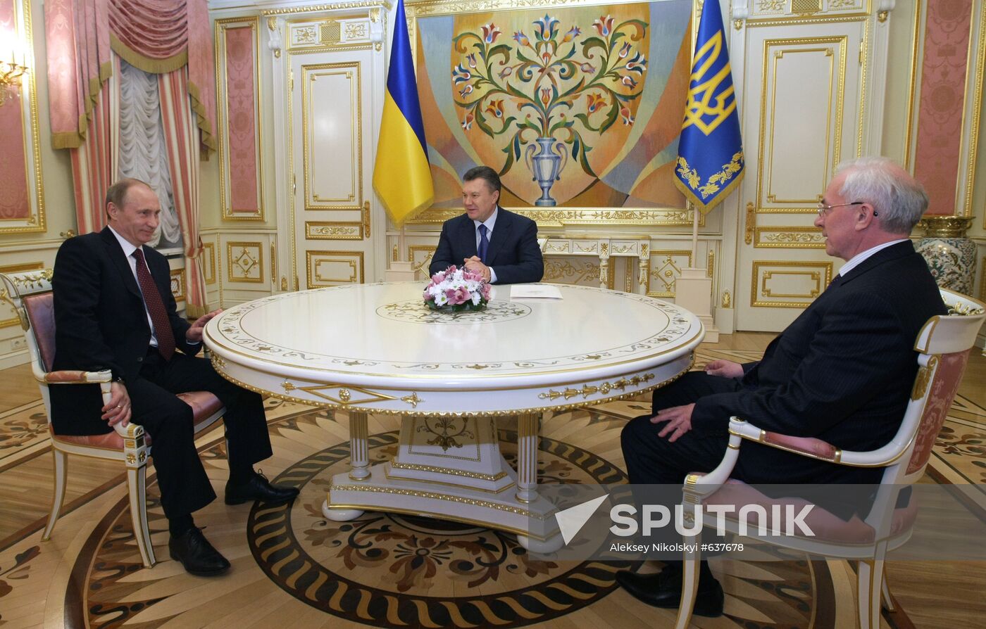 Vladimir Putin meets with Viktor Yanukovych