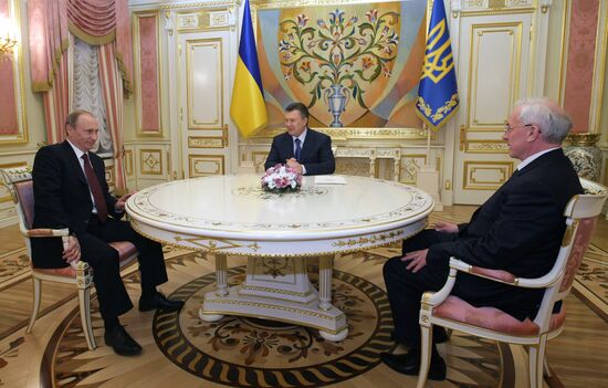 Vladimir Putin meets with Viktor Yanukovych