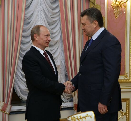 Vladimir Putin meets with Viktor Yanukovych