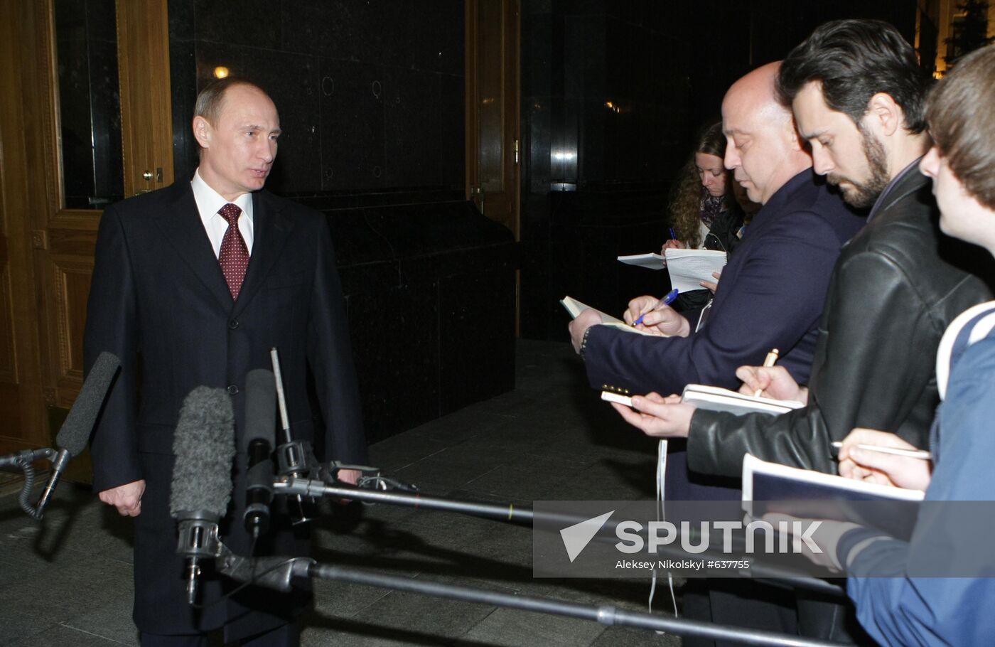 Vladimir Putin pays official visit to Kiev