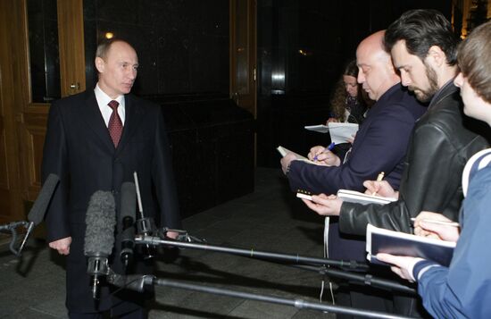 Vladimir Putin pays official visit to Kiev