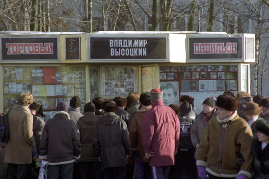 Moscovites line up in front of booths with CDs and records