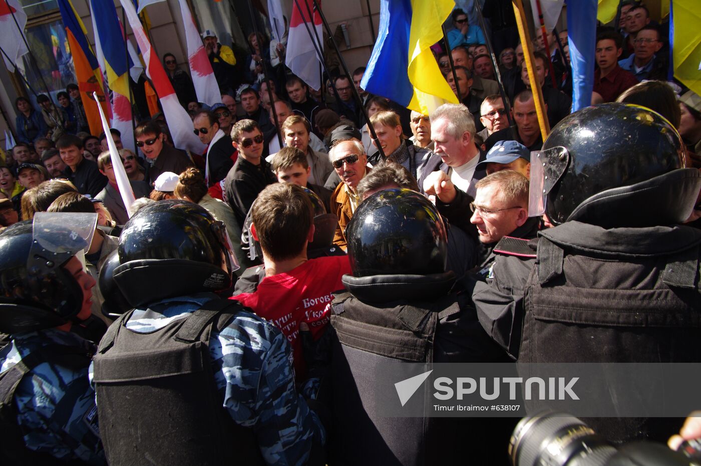 Supporters and opponents of naval base agreement