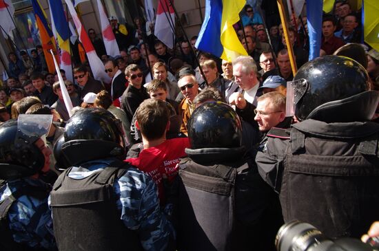Supporters and opponents of naval base agreement